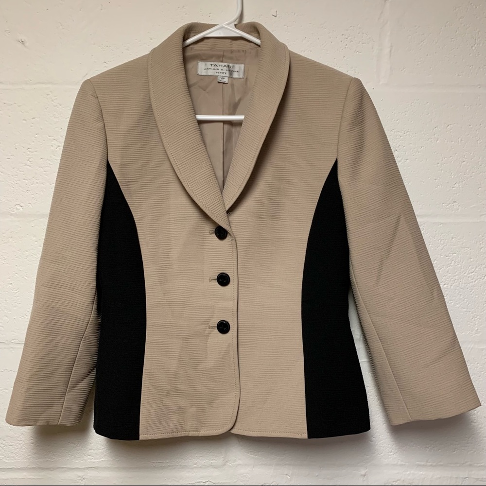 Tahari beautiful blazer. New, no tags. 6 Petite